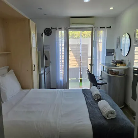 2 Paisibles A Proche De 15 Mn, Monaco 20 Mn Et L'italie 30 Mn Et Aussi 2 Dans Le Meme Etablissement Guest house